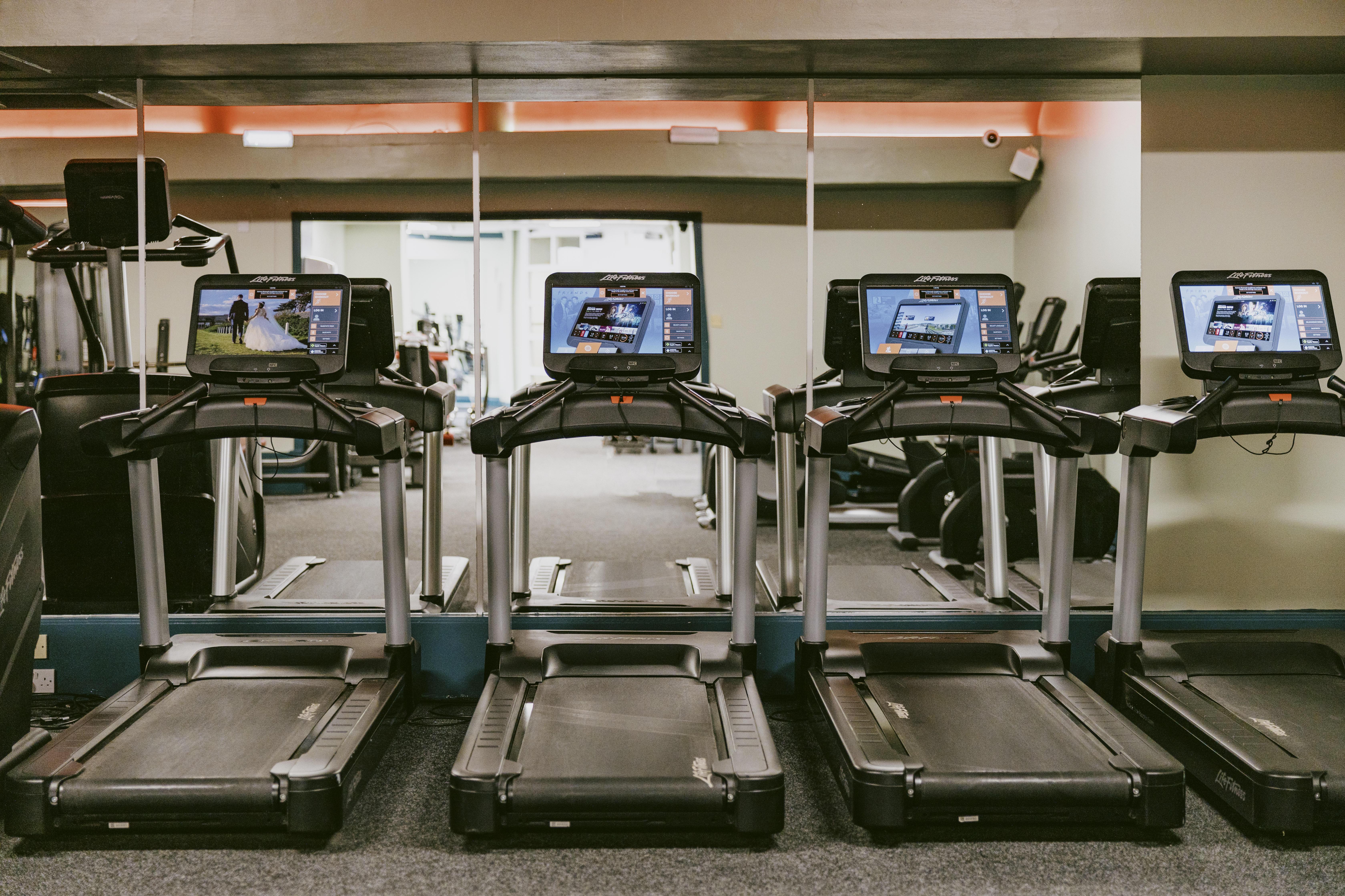 Marine Troon Hotell Exteriör bild Treadmills in a gym