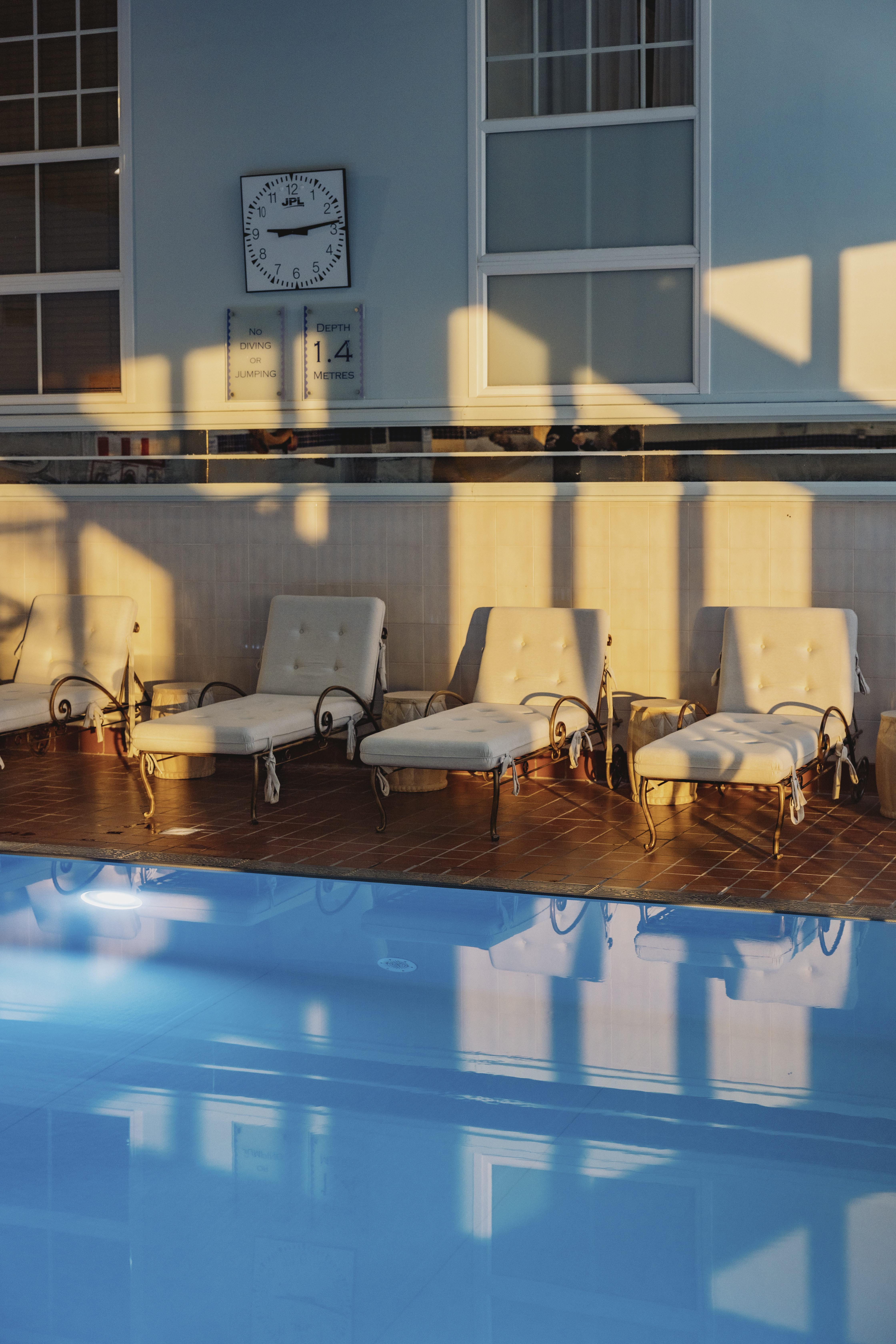 Marine Troon Hotell Exteriör bild Sunloungers at a pool