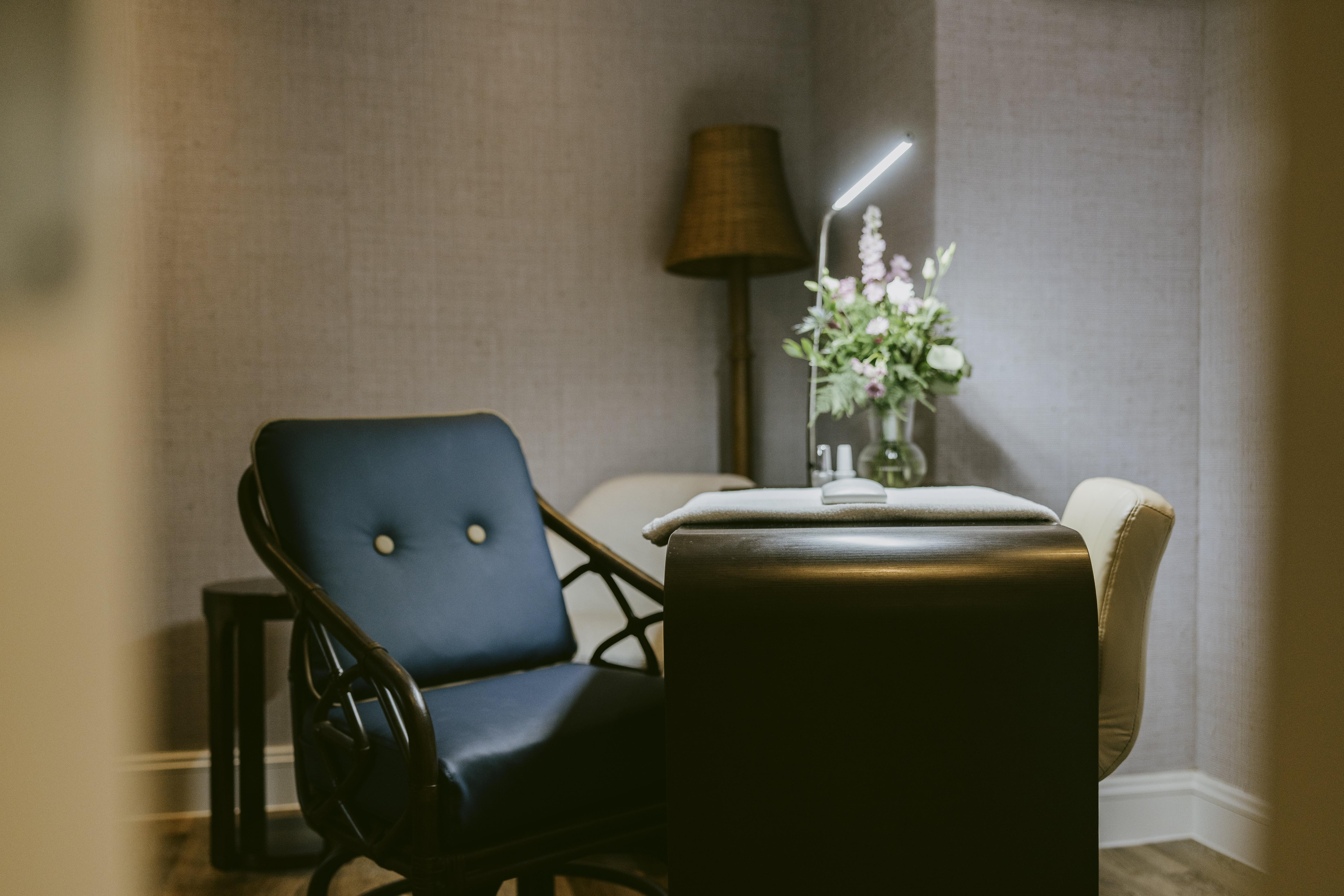 Marine Troon Hotell Exteriör bild A manicure table