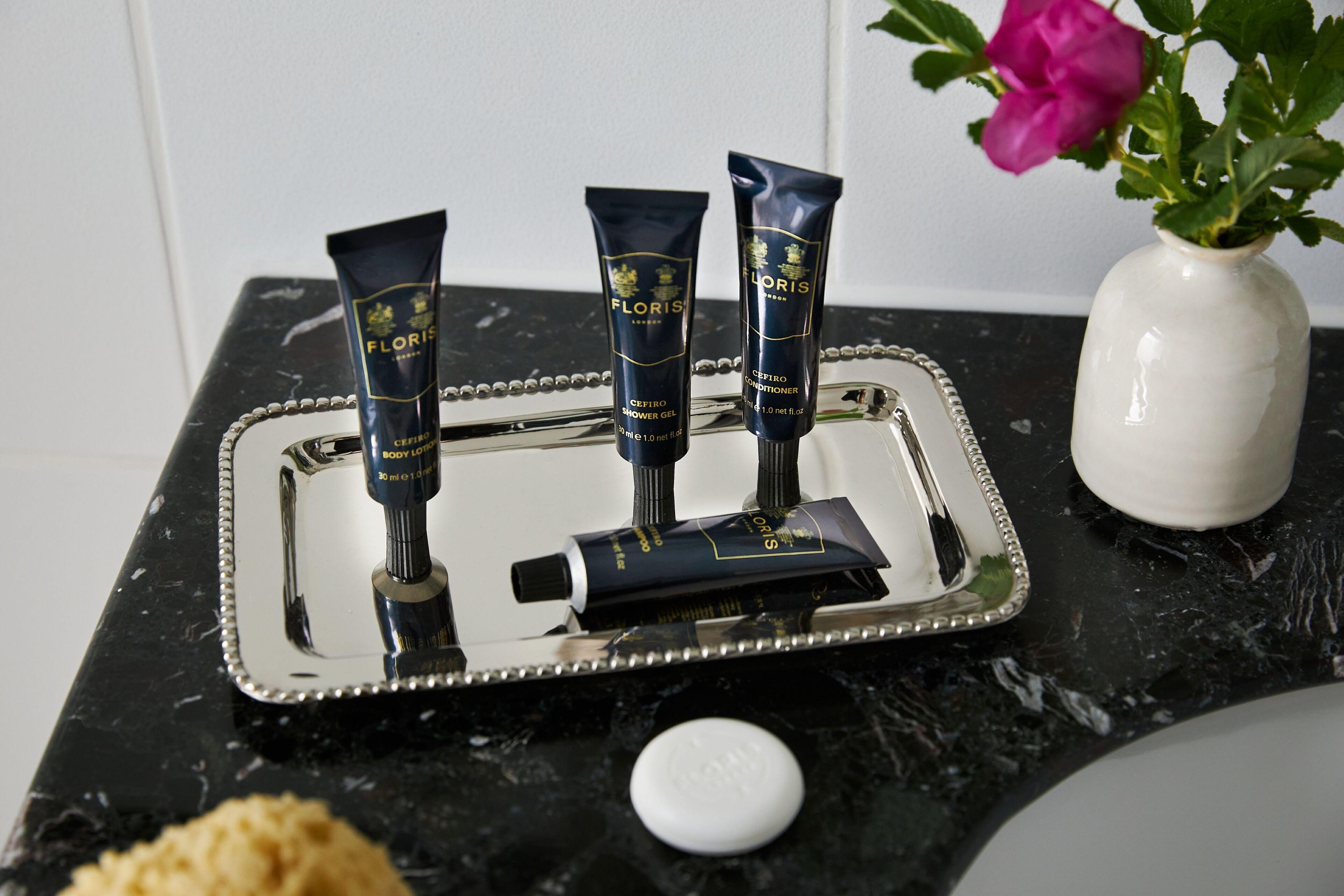 Marine Troon Hotell Exteriör bild A selection of toiletries