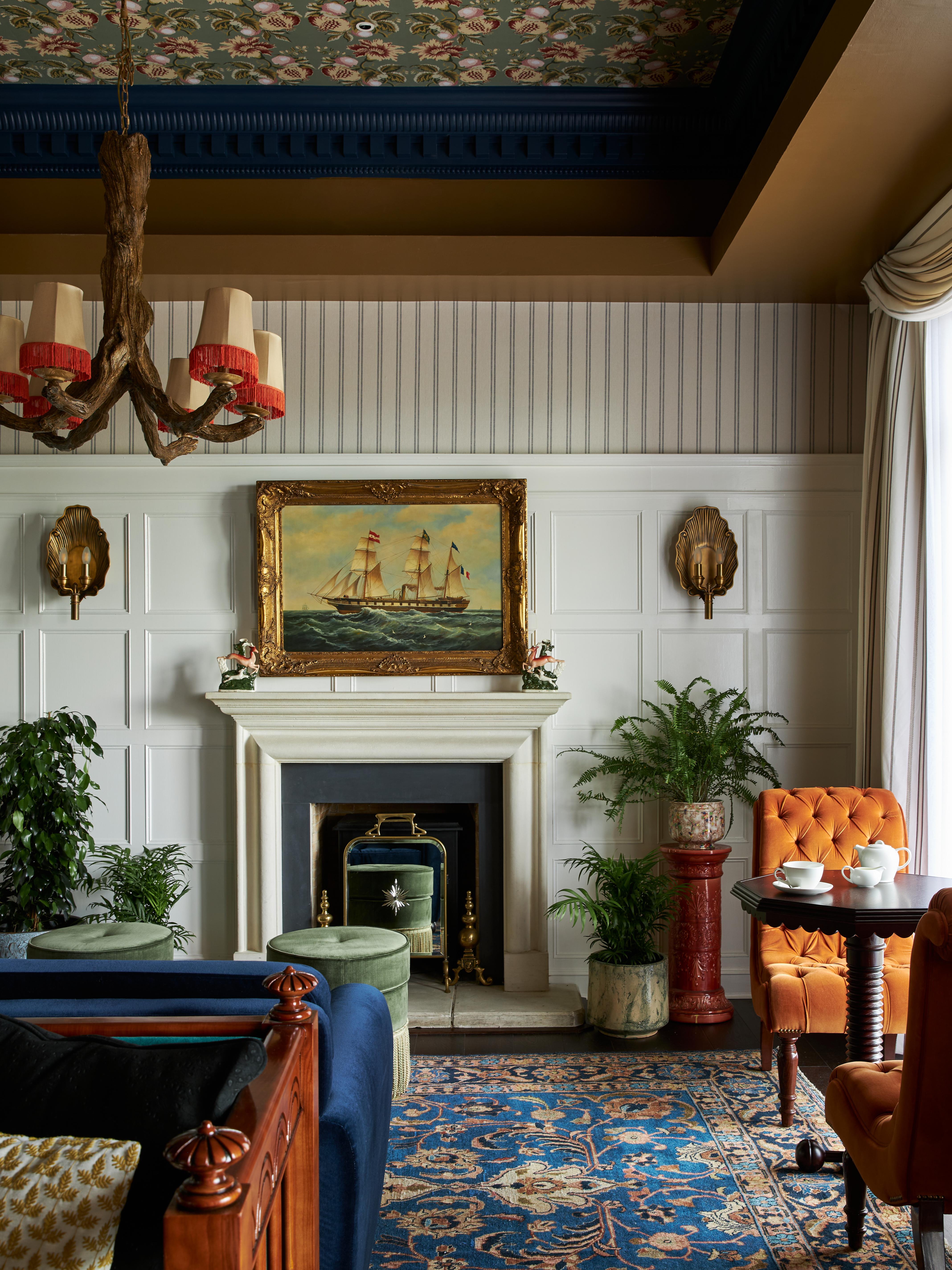 Marine Troon Hotell Exteriör bild A wainscot in a living room
